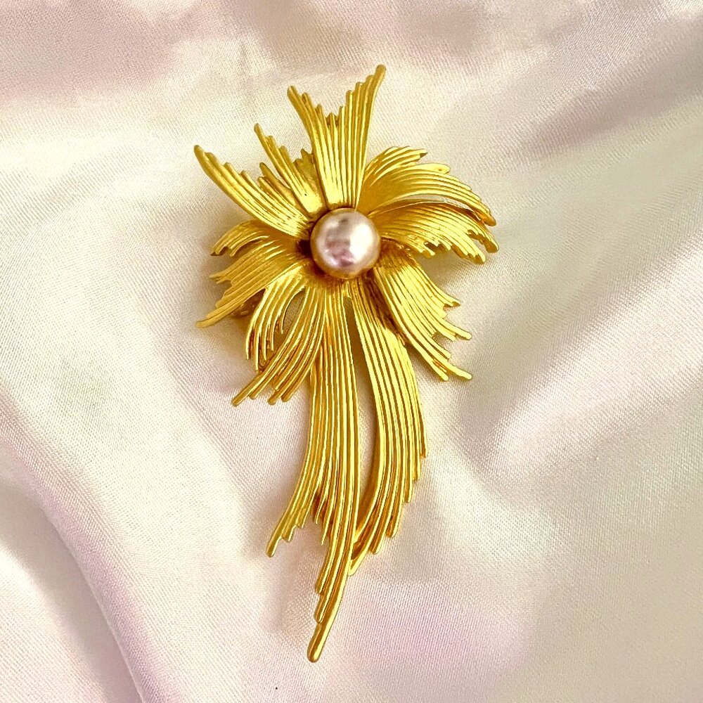 🧷Vintage Large Baroque-Style Starburst Brooch on Gold-Tone Metal - Faux Pearl